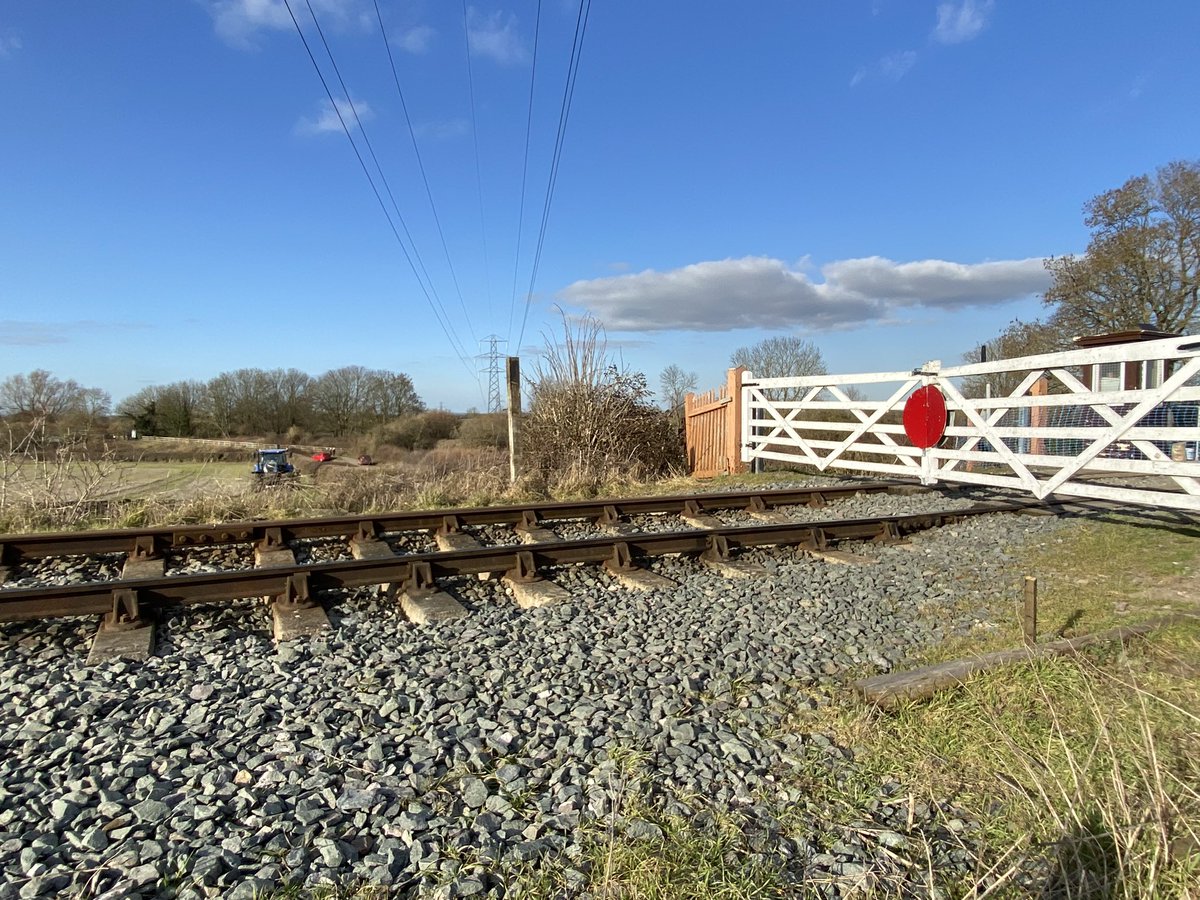 loypass_SCCar's tweet photo. 🛤️🚶♂️ I made it! All 7 3/4 miles of the #PhoenixTrail, Thame - Princes Risborough. 1h 55 mins.
Incredible how many forms of railway this yields… closed, heritage, mainline, branch. #Thame #PrincesRisborough #chilterns @chilternrailway @ChinnorRailway https://t.co/RfEav5NsVt