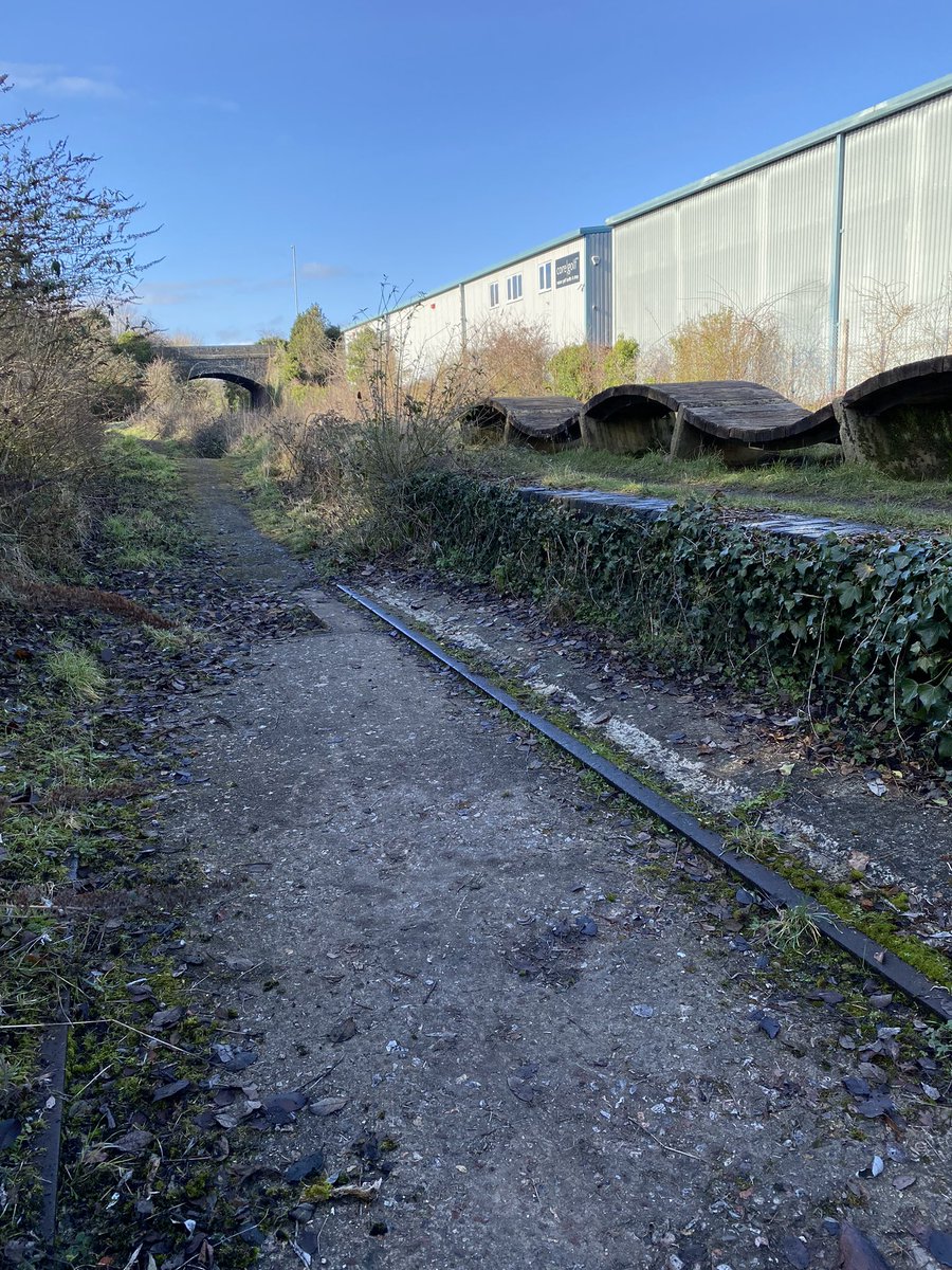 loypass_SCCar's tweet photo. 🛤️🚶♂️ I made it! All 7 3/4 miles of the #PhoenixTrail, Thame - Princes Risborough. 1h 55 mins.
Incredible how many forms of railway this yields… closed, heritage, mainline, branch. #Thame #PrincesRisborough #chilterns @chilternrailway @ChinnorRailway https://t.co/RfEav5NsVt