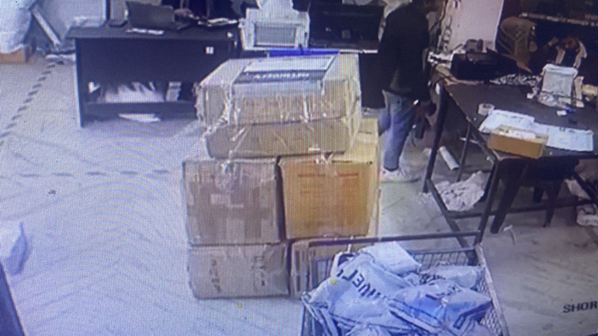 EvanescentMiss's tweet photo. @help_delhivery this is the screengrab of the consignment from the mehrauli centre. 5 boxes are clearly visible. 
The video shows only one was brought for delivery, which my brother refused to collect. @delhivery https://t.co/ScmxSmLqww