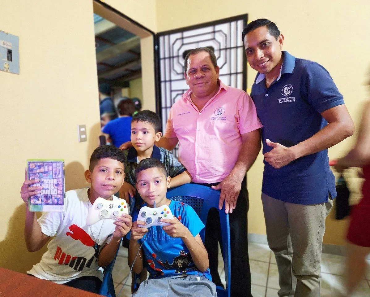 BarrientosAMSV's tweet photo. Ayer, inauguramos un nuevo centro de alcance en la Comunidad San Luis de nuestro municipio. Este nuevo #CDA cuenta con áreas de cómputo, gimnasio, áreas lúdicas, refuerzo escolar y muy pronto el desarrollo de talleres vocacionales para jóvenes y adultos. https://t.co/FWpwf9m1py