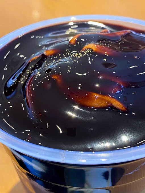 スタバ新作のオペラ フラペチーノ!チョコフラペチーノにアーモンドミルク、上にはホイップと濃厚チョコソース、さらに金粉パウダー!ホイップの上にチョコレートとか最高すぎる。来週14日バレンタインまで 