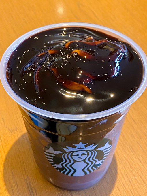 スタバ新作のオペラ フラペチーノ!チョコフラペチーノにアーモンドミルク、上にはホイップと濃厚チョコソース、さらに金粉パウダー!ホイップの上にチョコレートとか最高すぎる。来週14日バレンタインまで 