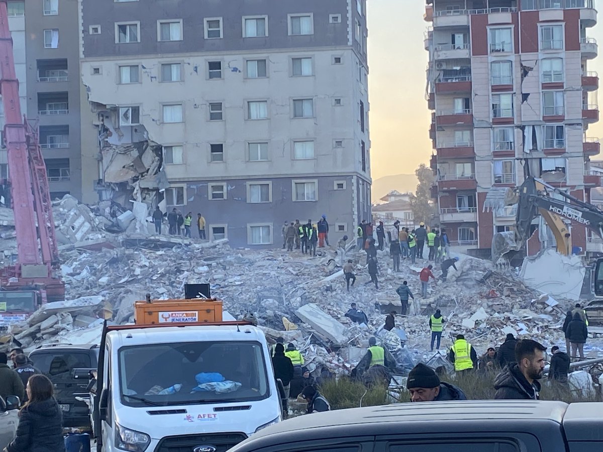 Die Zerstörung hat ein unfassbares Ausmaß. Viele Tote liegen wahrscheinlich noch unter den Trümmern. Die Menschen tragen das Leid mit sehr großer Fassung. #Türkei #Türkiye #Erdbeben