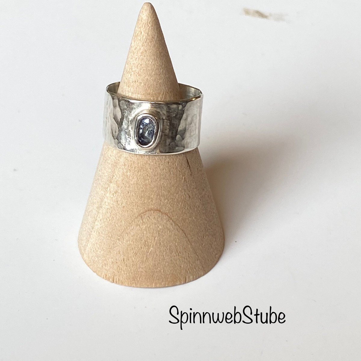 Freue mich, euch diesen Artikel aus meinem Shop bei #etsy vorzustellen: Bandring aus Silber "Mit Tansanit" etsy.me/3jO7SaT