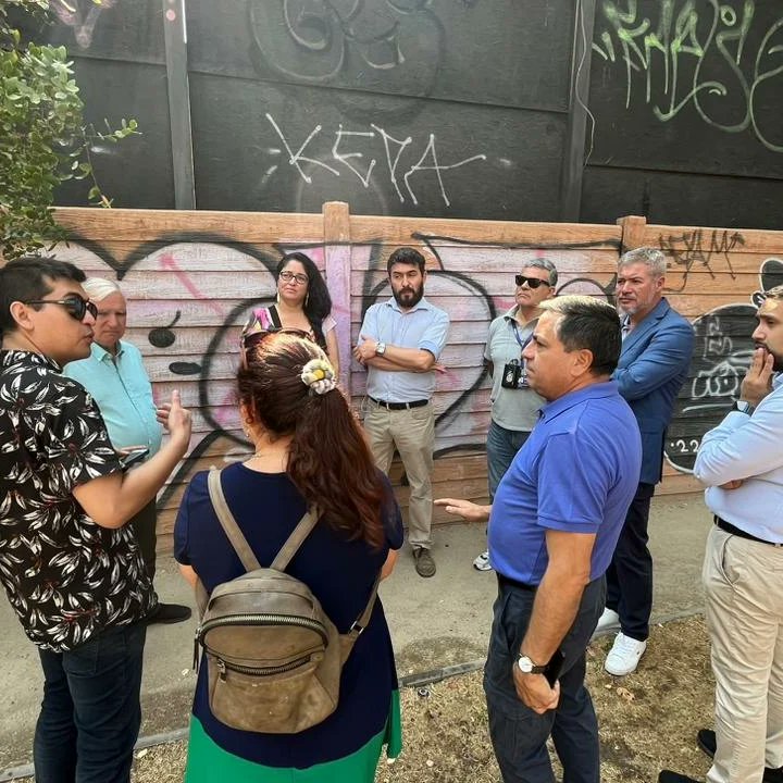 ana_maria_yanez's tweet photo. Hoy realizamos una caminata con vecinos y vecinas de Barrio Santa Isabel junto a funcionarios municipales para tomar algunos acuerdos que irán mejorando el sector.
Además nos encontramos con el operativo de despeje del sitio eriazo de Fray Camilo.
Con trabajo conjunto, avanzamos. https://t.co/JgPpKDcOUN