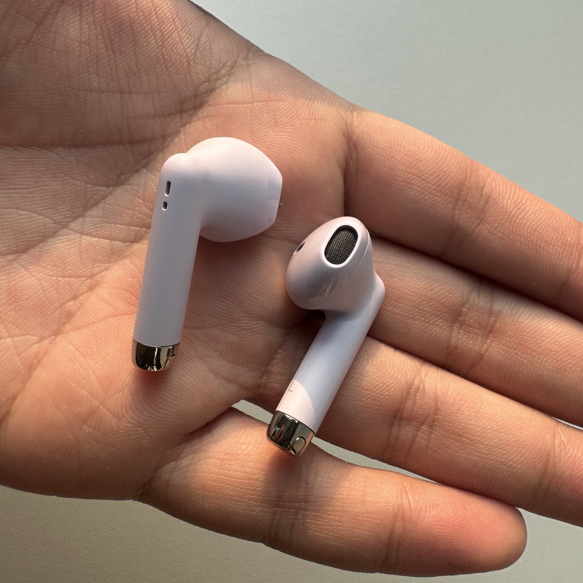 โคตรเลิฟหูฟังของ Remax อันนี้มากอะทุกคน นอกจากน้องจะน่ารักแล้ว เสียงก็ยังดีอีกด้วย เสียงดังฟังชัดมาก ไม่มีดีเลย์เลยอะ นอกจากไชส์ที่พกพาสะดวกแล้ว ยังมีหลายสีให้เลือกอีกด้วย ทั้งชมพู ม่วง ดำ ขาว ชอบสุดคือราคาดีมากแค่สามร้อยกว่าบาทเองจ้า 10/10