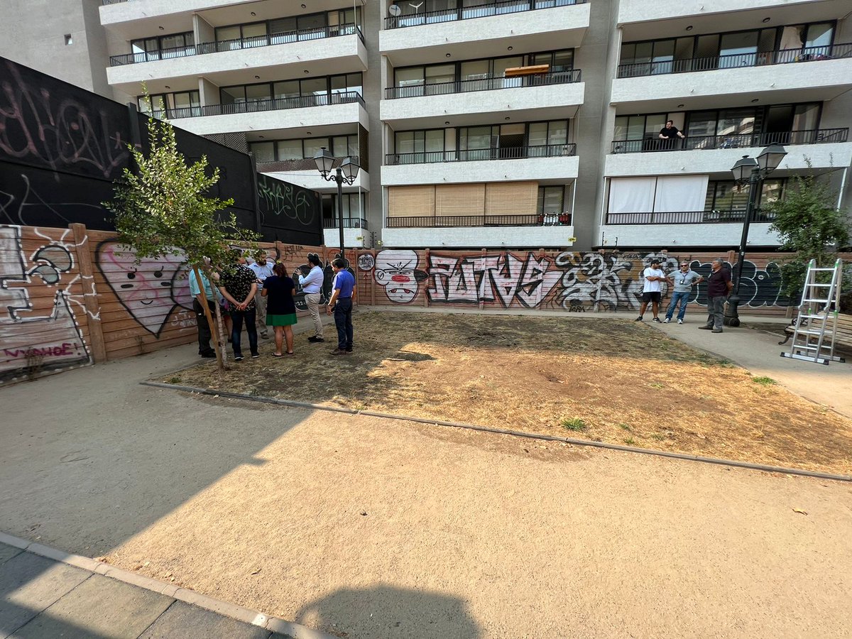 ana_maria_yanez's tweet photo. Hoy realizamos una caminata con vecinos y vecinas de Barrio Santa Isabel junto a funcionarios municipales para tomar algunos acuerdos que irán mejorando el sector.
Además nos encontramos con el operativo de despeje del sitio eriazo de Fray Camilo.
Con trabajo conjunto, avanzamos. https://t.co/JgPpKDcOUN