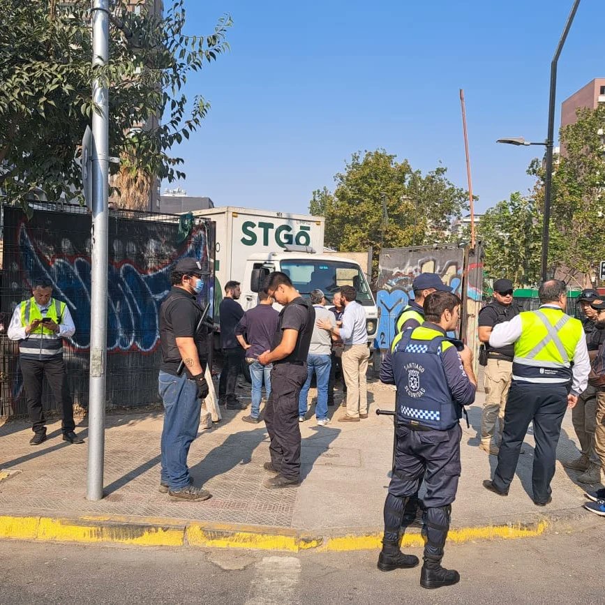 ana_maria_yanez's tweet photo. Hoy realizamos una caminata con vecinos y vecinas de Barrio Santa Isabel junto a funcionarios municipales para tomar algunos acuerdos que irán mejorando el sector.
Además nos encontramos con el operativo de despeje del sitio eriazo de Fray Camilo.
Con trabajo conjunto, avanzamos. https://t.co/JgPpKDcOUN