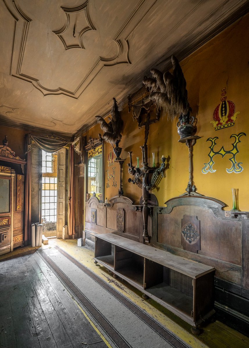 the_sparkler_'s tweet photo. Gm✨
Abandoned palace, Portugal. https://t.co/knA22ADwln