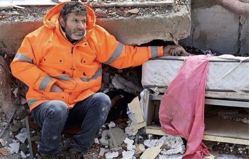 Mertcettiin's tweet photo. Diğer ülkelere tonla yardım gönderip kendi ülkesinin faturasını 4. Günde es geçmeden erteledik demeniz yüzün��zde kızarmıyor ki zamanı geldiğinde bu adamdan paramı alacaksınız… #ertelenecek https://t.co/aMQ7FMYgVK