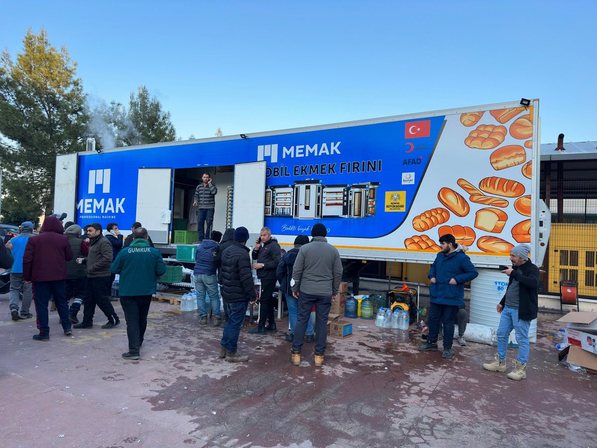 u_ibrahim_altay's tweet photo. Hatay Eğitim ve Araştırma Hastanesi Bahçesinde ilk etapta 15.000 sıcak ekmek üretmeye başladık. 

Büyükşehir ve ilçe Belediyelerimiz, iş insanlarımız, odalarımız, sivil toplum kuruluşlarımızla örnek bir Konya beraberliği sergiliyoruz. 

Birlik Berekettir. https://t.co/03QWUYrMtP
