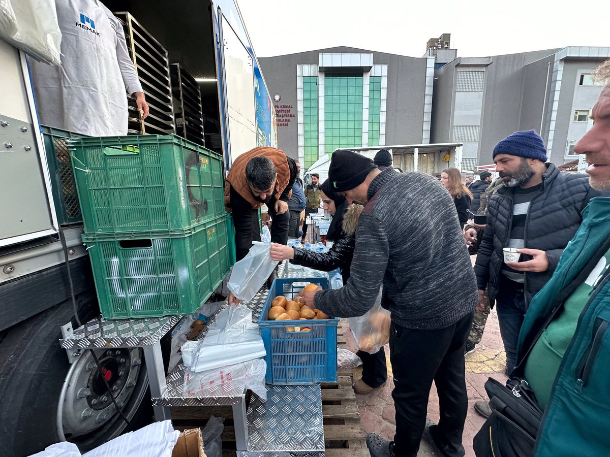 Hatay Eğitim ve Araştırma Hastanesi Bahçesinde ilk etapta 15.000 sıcak ekmek üretmeye başladık. 

Büyükşehir ve ilçe Belediyelerimiz, iş insanlarımız, odalarımız, sivil toplum kuruluşlarımızla örnek bir Konya beraberliği sergiliyoruz. 

Birlik Berekettir.