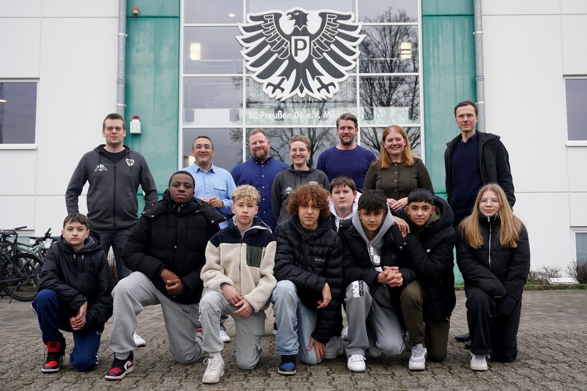 👏🏻 Mit dem "Nachhilfeort Preußenstadion" haben wir ein Lernangebot auf die Beine gestellt, das sich vor unserer Haustür an junge Menschen aus Berg Fidel richtet. Die erste Gruppe aus Schülern der Primus-Schule hat sich jetzt gefunden ⚫⚪💚 #scp06
___
scpreussen-muenster.de/news/nachhilfe…