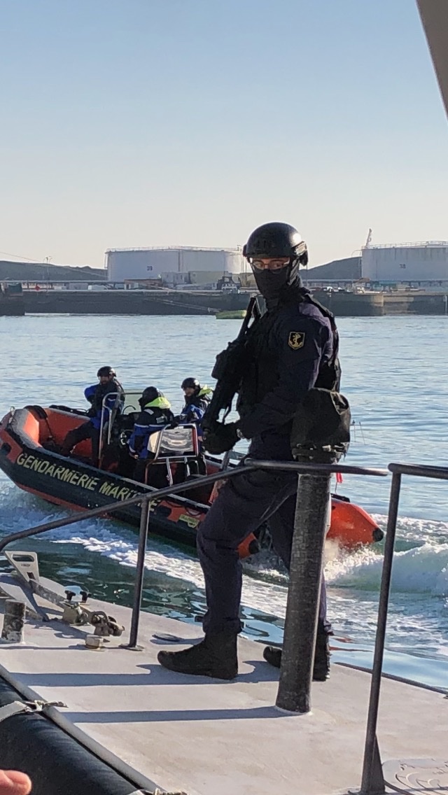 Ar11Ihedn's tweet photo. La 230eme session de l'@UNION_IHEDN a pu découvrir les moyens nautiques de la #GendarmerieMaritime, en action dans le port du Havre. Une visite de la vedette côtière de surveillance maritime (#VCSM) "Yser" a inauguré cette présentation appréciée. https://t.co/UKewWLiRGP