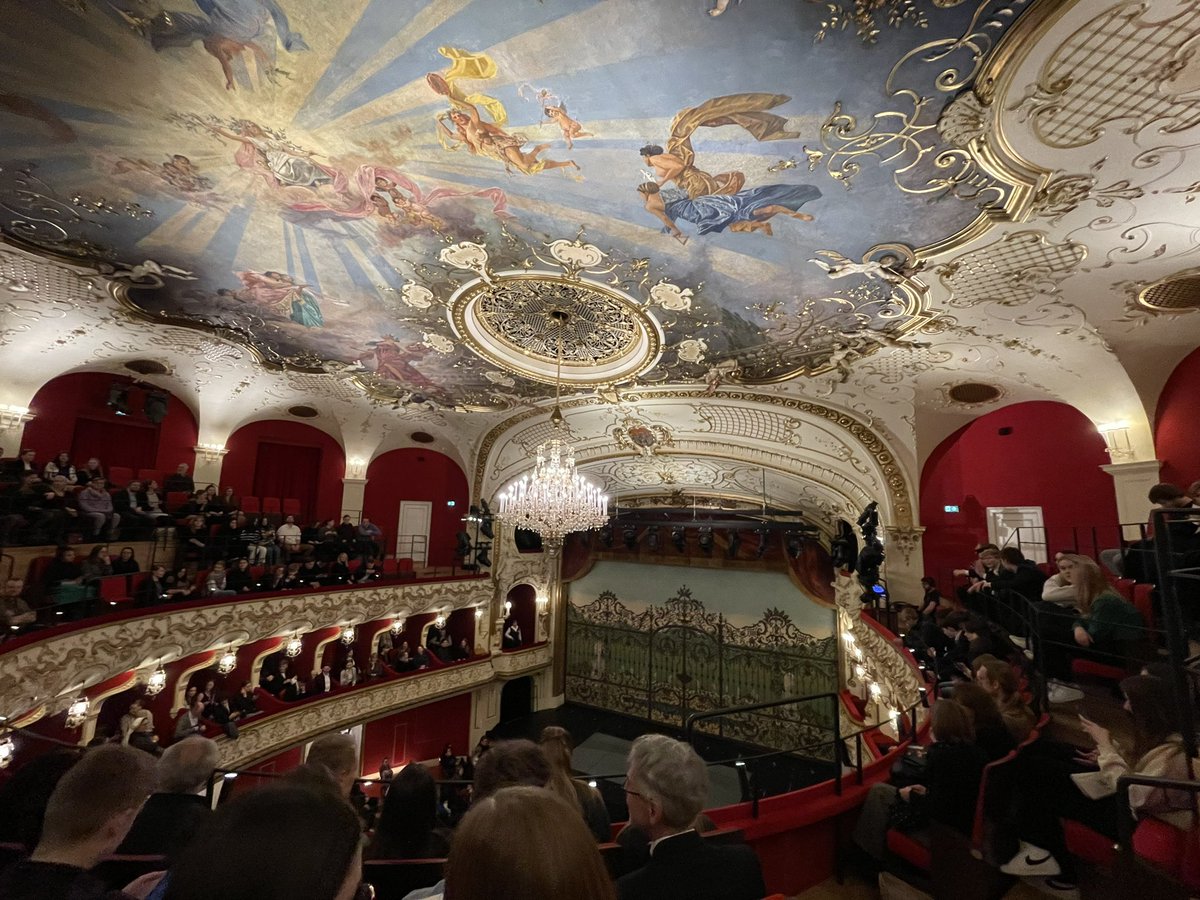 „Es irrt der Mensch, solang er strebt.“ #Faust Theaterausflug mit den 11. und 12. Klassen.✨