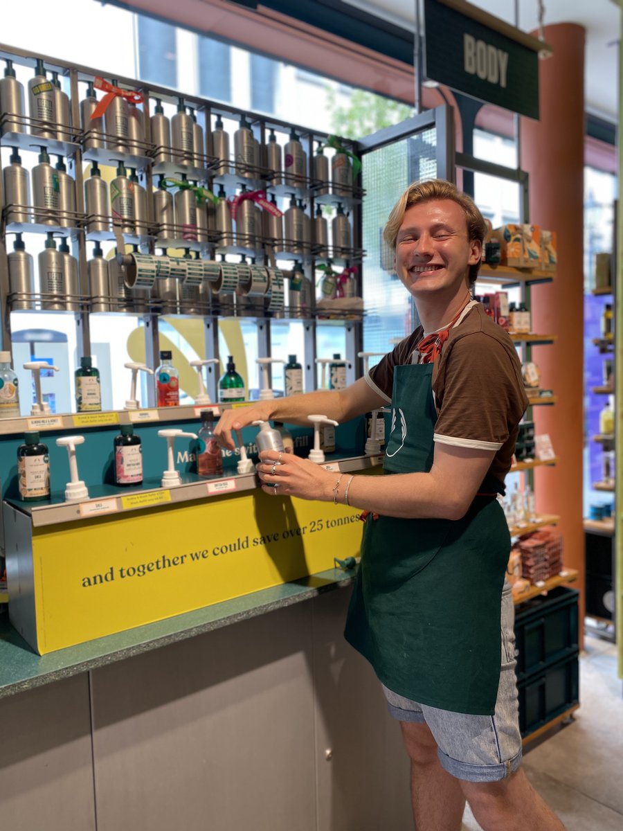 TheBodyShopUK's tweet image. Want to know one thing that really makes us happy? Refillables! 😆 helping to prevent plastic pollution one step at a time.
Find out where your local refill station is. 👇 #RefillReuseRepeat
thebodyshop.com/en-gb/about-us…