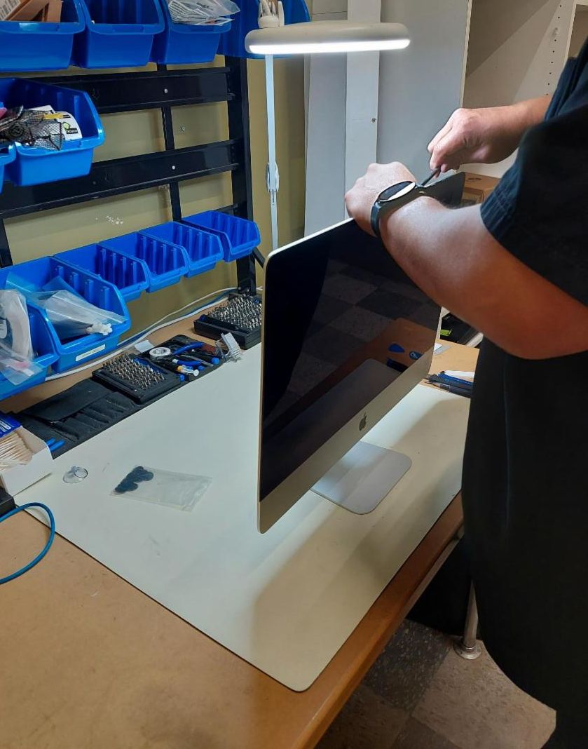 myITsourceca's tweet photo. #TravelThursday, We are back, in the back where our Shop Manager Desmond works his magic! To repair this iMac, he had to slowly remove the screen, which is delicate work! Pretty cool!
#iMac #repair #service #shopmanager #myITsource #computer #apple #screen #technology #bdnmb https://t.co/6qn56j1bDh