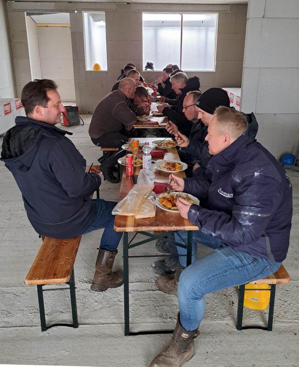 woonborg's tweet image. Vandaag vierden we het hoogte punt van de bouw aan Tipkampen en Sprikkenveen in Vries! 
We boden de mannen op de bouw een Chinees buffet aan als waardering voor hun werk. In juli ontvangen de nieuwe bewoners de sleutels van hun woning!