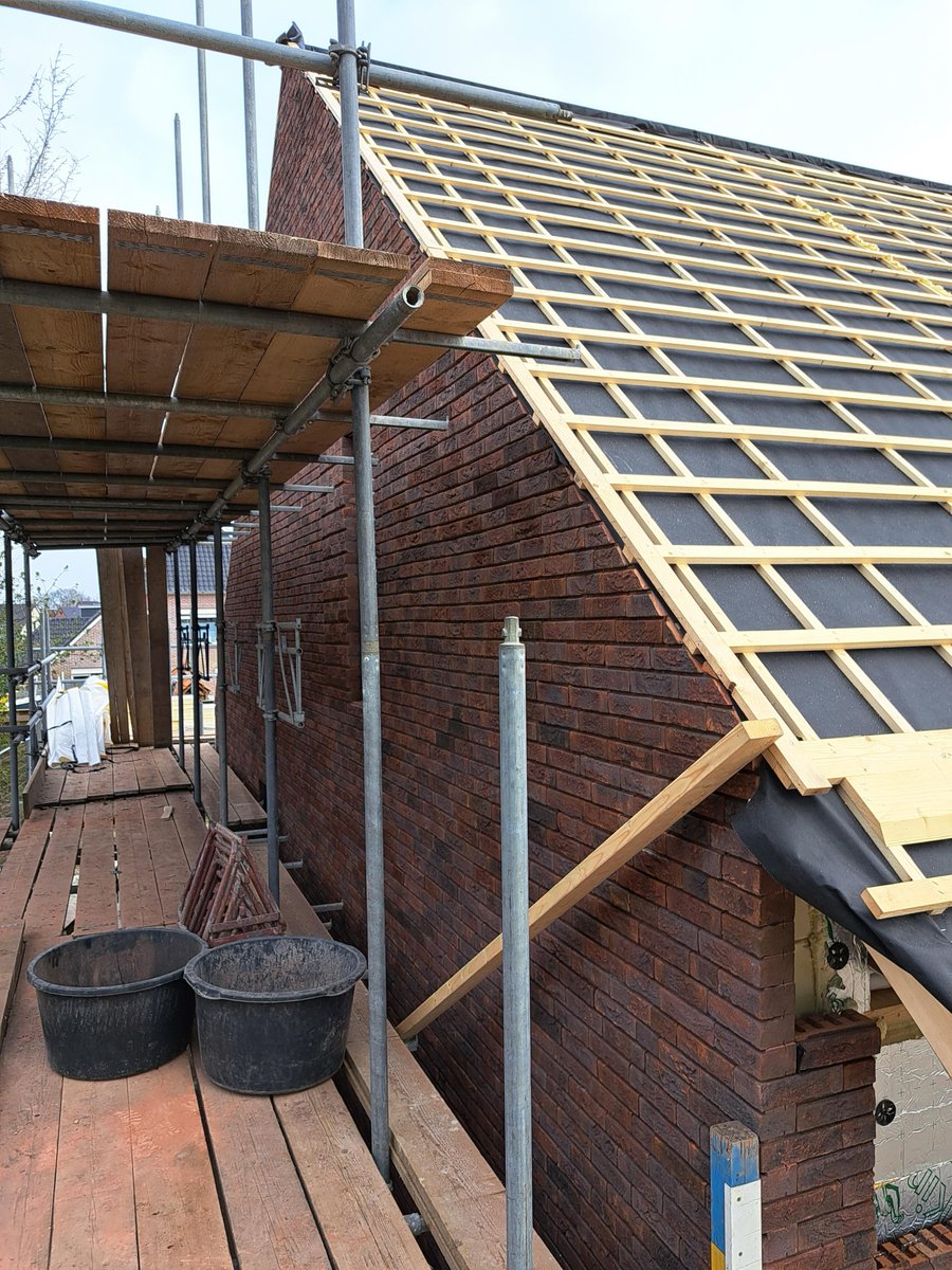 woonborg's tweet image. Vandaag vierden we het hoogte punt van de bouw aan Tipkampen en Sprikkenveen in Vries! 
We boden de mannen op de bouw een Chinees buffet aan als waardering voor hun werk. In juli ontvangen de nieuwe bewoners de sleutels van hun woning!