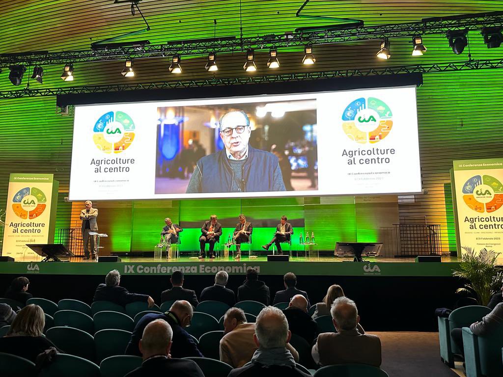 Cia_Agricoltura's tweet photo. Si chiude IX #Conferenza Economica #Cia con i panel “sfide climatiche e ambientali” e “orizzonte Europa” introdotti dai vicepresidenti #GianmichelePassarini e @BartoliniMatteo 💦
Il saluto del presidente Fini: “Concretizzeremo proposte per l’agricoltura lavorando tutti insieme”🧑🏻‍🌾 https://t.co/0PBfX75cGt