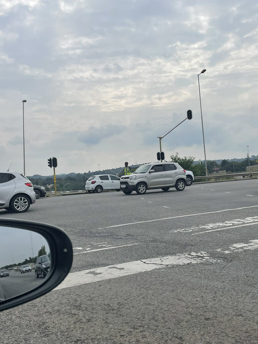 Weza4Life's tweet photo. Why does @OUTsurance not train and employ these (some naturally skilled, some unskilled) #Pointsmen trying to help make our country 🇿🇦 a better place amidst the chaos @TrafficSA @CityofJoburgZA #FightPoverty ##CreateEmployment #SONA2023 https://t.co/0SORGMdc5T