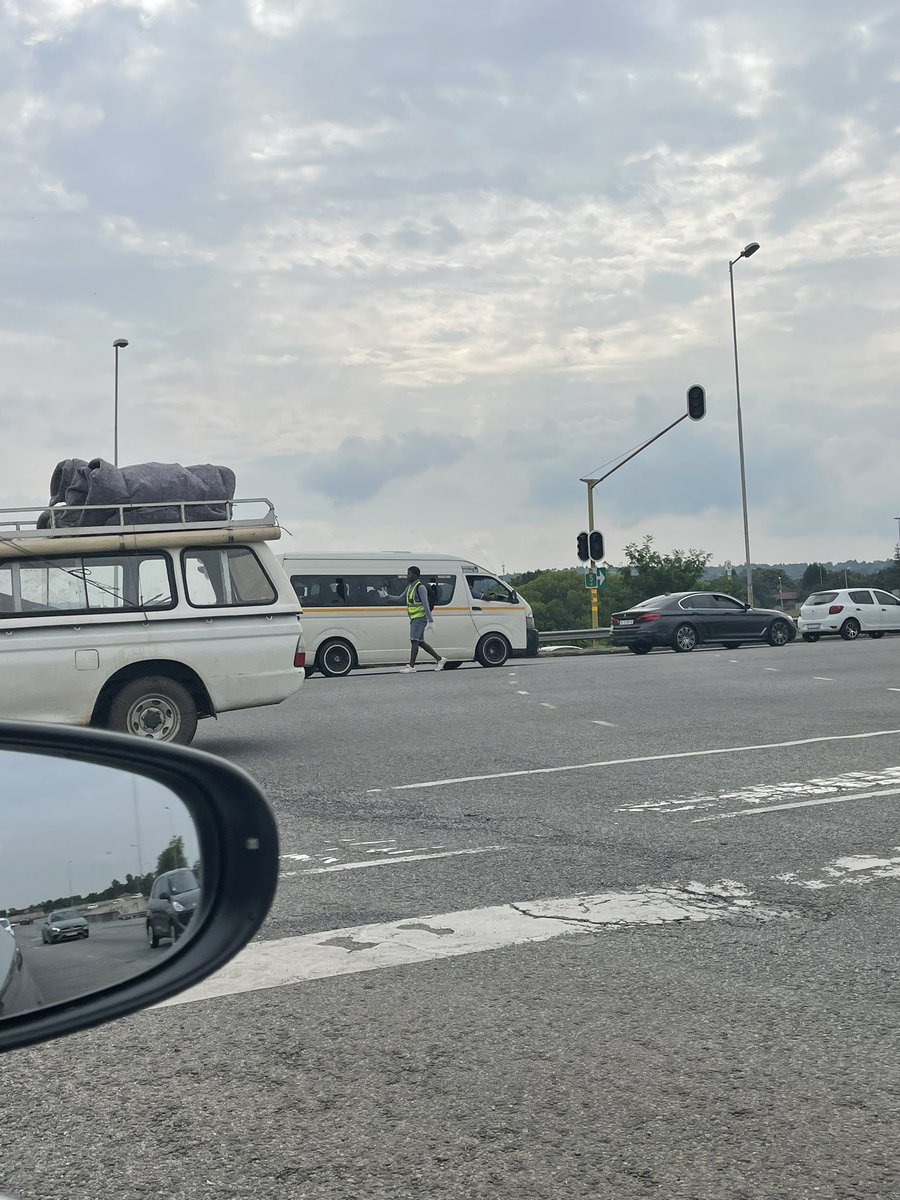 Weza4Life's tweet photo. Why does @OUTsurance not train and employ these (some naturally skilled, some unskilled) #Pointsmen trying to help make our country 🇿🇦 a better place amidst the chaos @TrafficSA @CityofJoburgZA #FightPoverty ##CreateEmployment #SONA2023 https://t.co/0SORGMdc5T