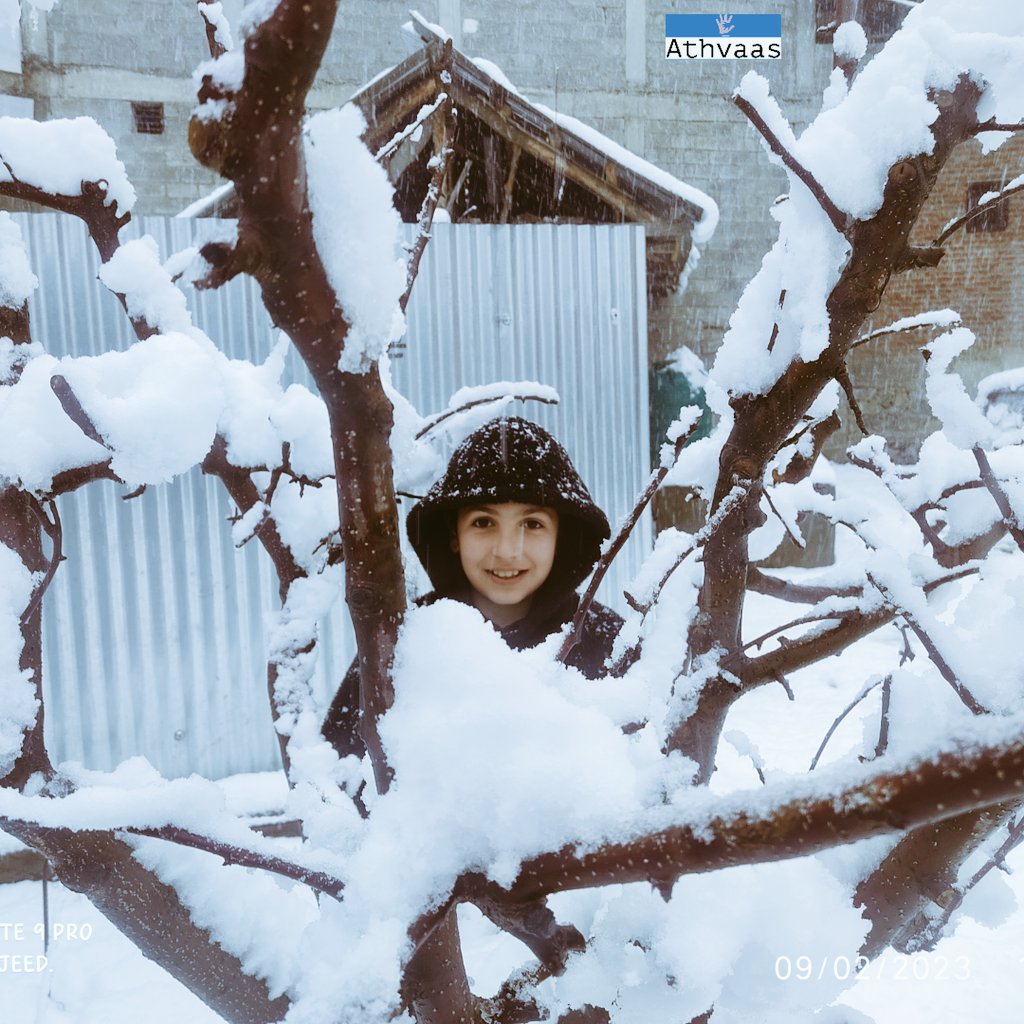 athvaas's tweet photo. As it snows from the heavens... 
#SnowMan #Kashmir #cute #kids
 📸 by @iaadilmajeed https://t.co/gW9l45iHLy