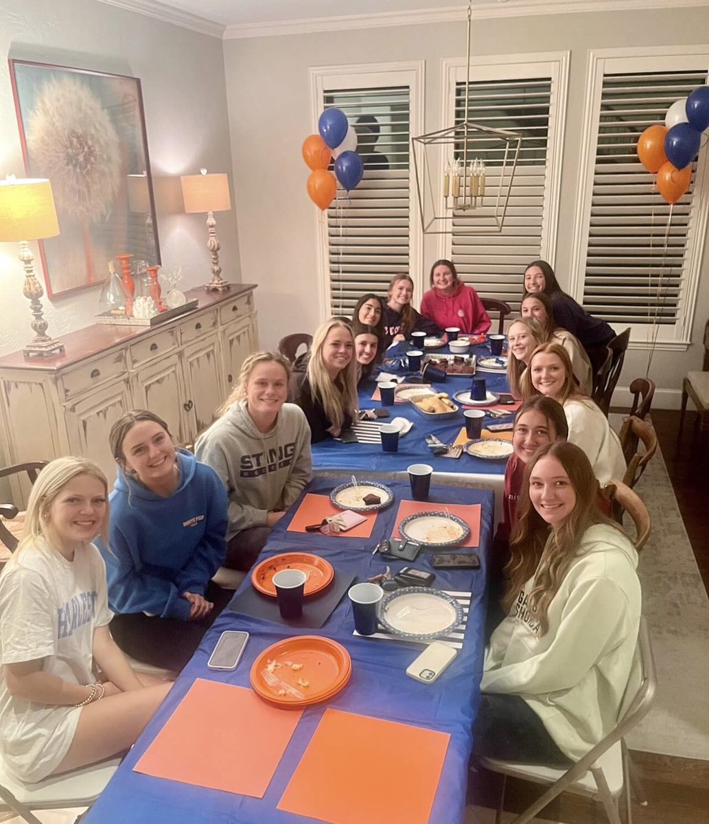 "Talent wins games, teamwork wins championships" - MJ. Thank you <a href="/TreinenAndie/">andie treinen</a> and fam for hosting our varsity team dinner!
👏🎉💙⚽️🧡
#WhateverItTakes 
#teambonding #teambuilding