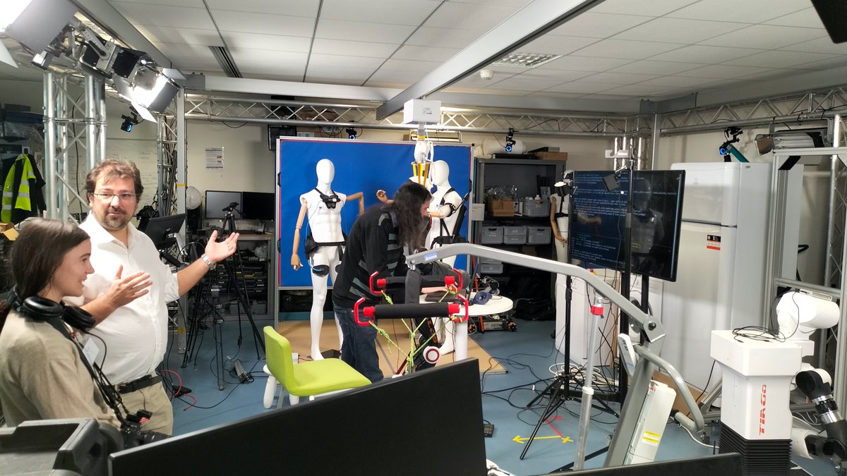 labo_Loria's tweet photo. 🎬Interview en cours !
#Drones, #impression3D, #robotique humanoïde.. nous accueillons la TV allemande au #creativlab !
🇩🇪Reportage à voir bientôt dans l'émission "Wir im Saarland-Grenzenlos" @SRKommunikation
@Inria_Nancy @CNRS_Centre_Est @Univ_Lorraine @INS2I_CNRS @Larsen_Inria https://t.co/6c8uzPrKpF