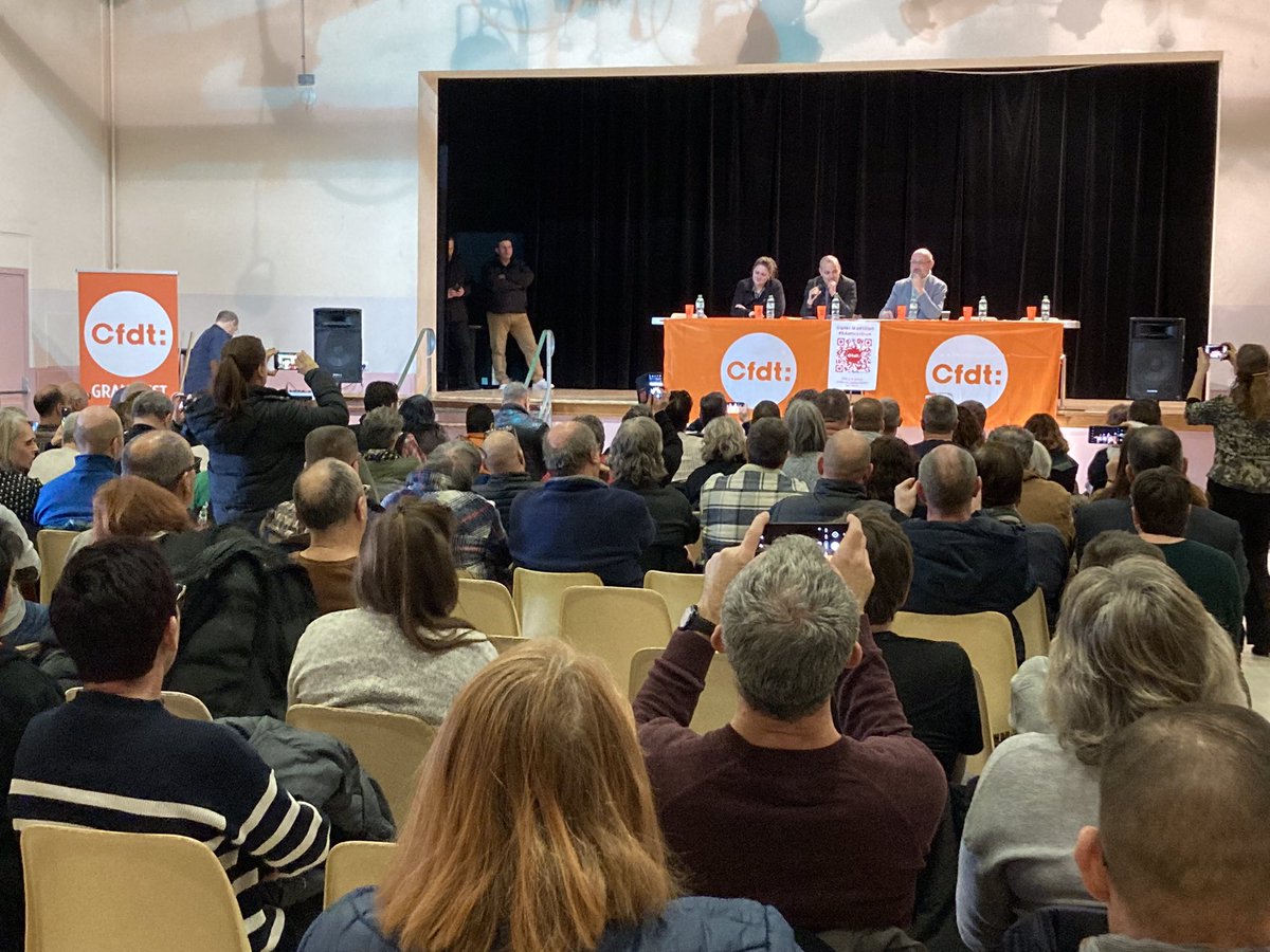 LaurentBerger44's tweet photo. Avec les adhérents CFDT de la Meuse cet après midi, nous avons parlé de leur travail et de leur pouvoir d’achat.  Ils m’ont aussi redit leur opposition aux 64 ans et leur détermination : toutes et tous dans la rue samedi ! #64ansCestNon https://t.co/UfdUmllpgK