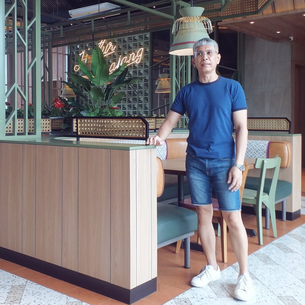 arsal_arf's tweet photo. Makan sore...
📍de'Leuit Summarecon Bekasi
#52yearsold #captainbarbershop #frenchcrop #greyhair #optikmelawai #illustro #uniqlo https://t.co/329QJY7s3L