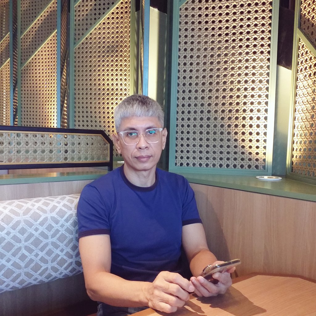 arsal_arf's tweet photo. Makan sore...
📍de'Leuit Summarecon Bekasi
#52yearsold #captainbarbershop #frenchcrop #greyhair #optikmelawai #illustro #uniqlo https://t.co/329QJY7s3L