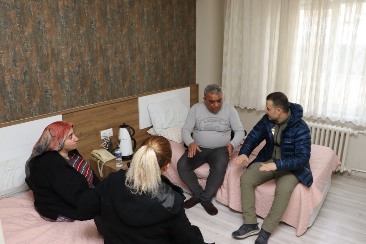 EmirdagKaymakam's tweet photo. Tüm Türkiye'yi yasa boğan deprem felaketi sonrası AFAD koordinesinde başka bölgelere sevk edilen depremden zarar gören vatandaşlarımız ilçemize gelmeye devam ediyor.
Misafirlerimizi ziyaret eden Kaymakam Bilici,onlara geçirdikleri felaketten ötürü geçmiş olsun dileklerini iletti. https://t.co/B8B03OI7ph