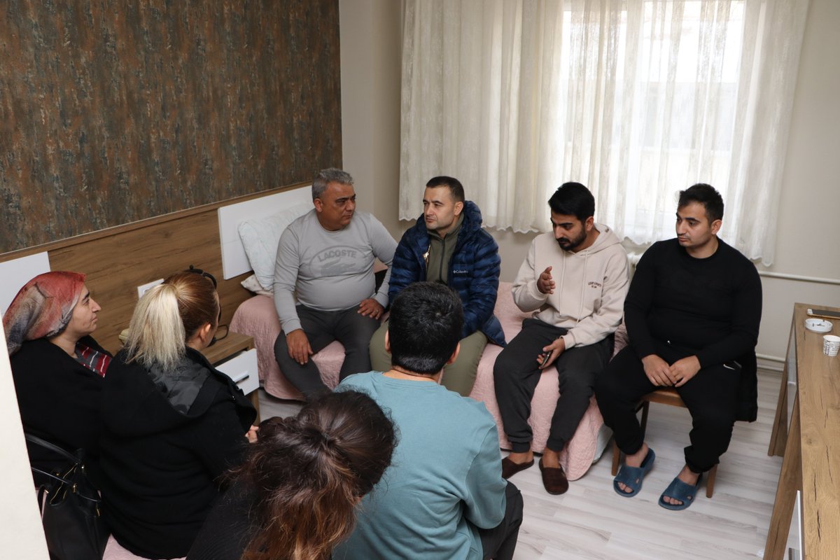 Tüm Türkiye'yi yasa boğan deprem felaketi sonrası AFAD koordinesinde başka bölgelere sevk edilen depremden zarar gören vatandaşlarımız ilçemize gelmeye devam ediyor.
Misafirlerimizi ziyaret eden Kaymakam Bilici,onlara geçirdikleri felaketten ötürü geçmiş olsun dileklerini iletti.