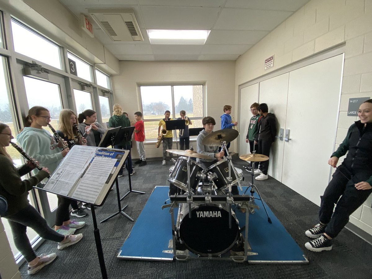 MrBDimmer's tweet photo. Student-organized impromptu SOAR pep band @JLMSBands @JLMS_Falcons https://t.co/Su4UrHW6oi