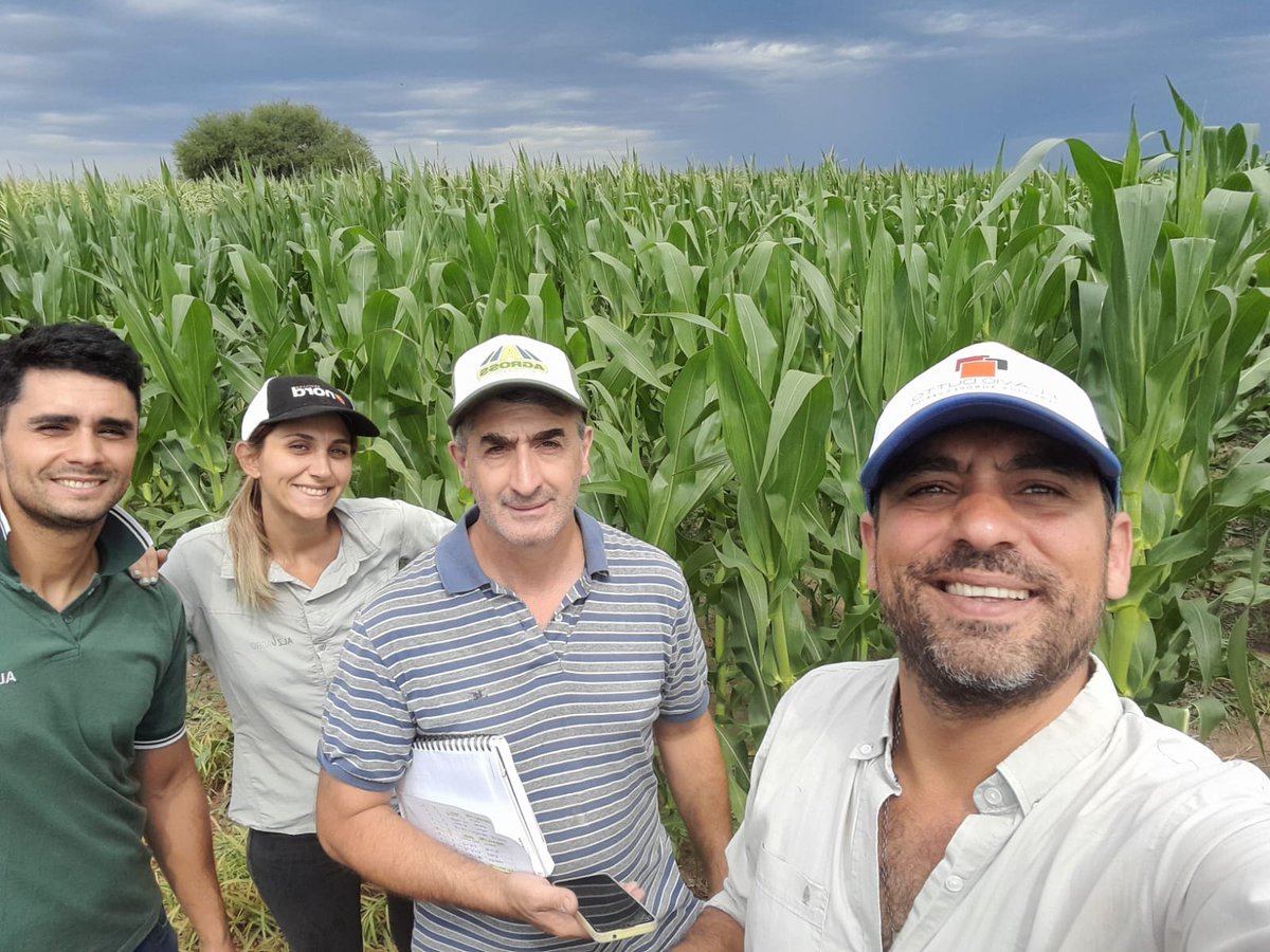 matiastesta_ia's tweet photo. Ayer en Tilsarao, San Luis, junto a @mgbongio en una recorrida por ensayos de Powerfoil en Maíz y Soja, fertilización foliar con acción bioestimulante.
@ALZ_Agro
#ALZNutrientes
#Powerfoil
#Smartfoil
#Evolutio
#TokePlus https://t.co/ozl3bQfqTR