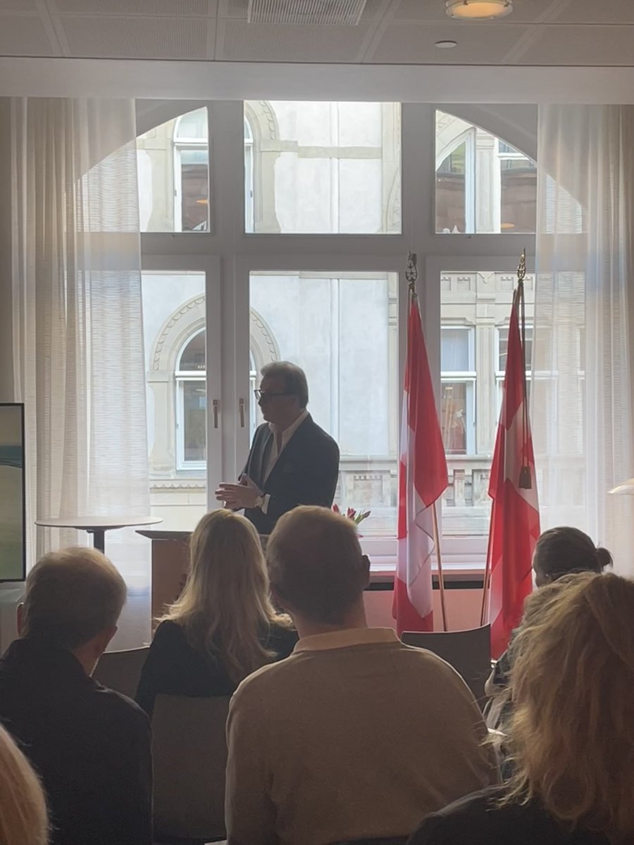 Merci à <a href="/Bfernandes79/">Brendan Fernandes</a> @jeannetteehlers et <a href="/MikkelFrey/">Mikkel Frey</a> pour l'inspirante conférence d'artistes d'hier sur l'inclusion et la diversité, s'inspirant des thèmes de l'antiracisme et des droits LGBTQ2I+. #BHM #LGBTQ #artmusicdenmark 🇨🇦🇩🇰🏳️‍🌈