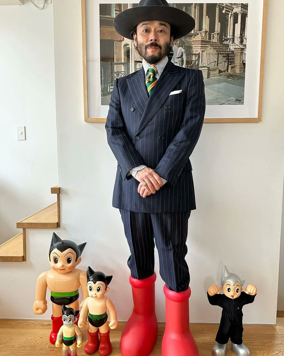 tengusneaker's tweet photo. 【なんか癖になってきた】
鉄腕アトムのシューズことMSCHFのレッドブーツ。
見れば見るほど癖になってきた・・・気がする！
でもコーデ見ると、まだ購入までに踏み切れない笑

詳細はこちら
↓
https://t.co/sFWhhcliej

#MSCHF #鉄腕アトム #RedBoot #手塚治虫 https://t.co/QiHCiqlGpZ