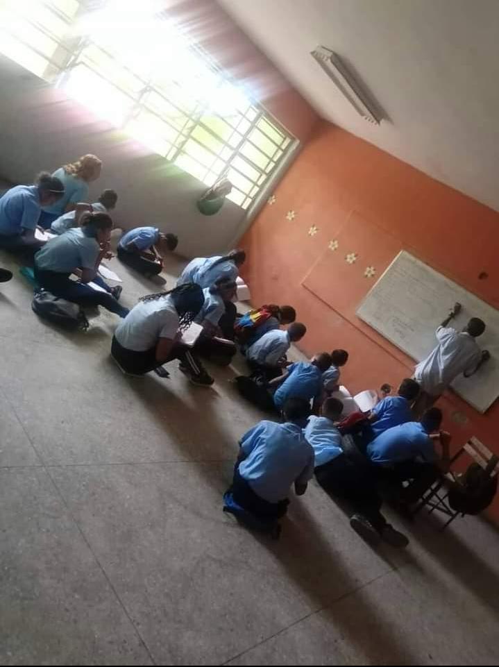 Estos niños en Güigüe, estado Carabobo, están pagando en carne propia parte de los 35.000 asientos del estadio Monumental.