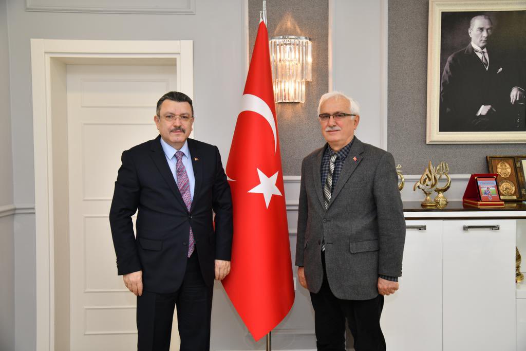 hbasrihatipoglu's tweet photo. Deprem afet bölgesine yardımlarını esirgemeyen, bizleri temsil eden Ortahisar Belediye başkanımız Sayın Ahmet Metin Genç’i makamında ziyaret ettik ilgi ve alakasına teşekkür ediyoruz https://t.co/lSWOPAECJf