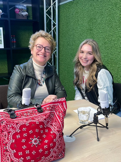 BBBOverijssel's tweet photo. Onze lijsttrekker @CarlaEvers5  had vanmorgen een podcast met studenten van @rocvantwente. Het was een erg leuk gesprek en natuurlijk heeft BBB zelfs een MBO student op de kandidatenlijst: Hans Dekker nr 7. #MBOStem #PS2023 https://t.co/rOLwyMh5nY