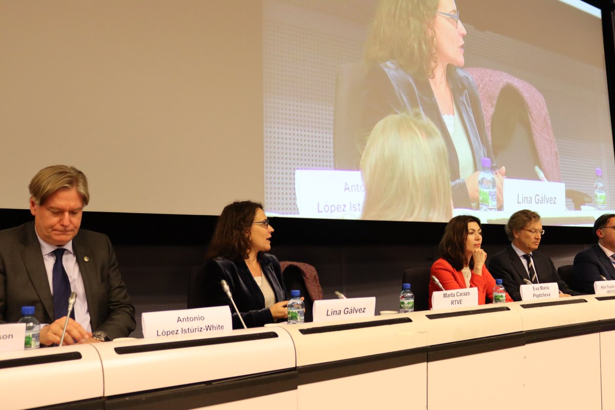 linagalvezmunoz's tweet photo. Ayer tuve el placer de compartir espacio con españoles que trabajan en las instituciones🇪🇺 gracias a #AEFICE, en el que fue el 1er debate sobre la Presidencia 🇪🇸 del Consejo: un momento histórico en el que España marcará el paso hacia una 🇪🇺 más unida, resiliente y social. https://t.co/1neshmQFEJ