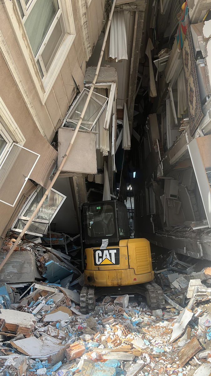 Koca koca enkazlar altında ‘ufacık’ durduğuna bakmayın!

Altında kalmaktan korkmaksızın, böyle koca yürekler omuzluyor canlarımızı…