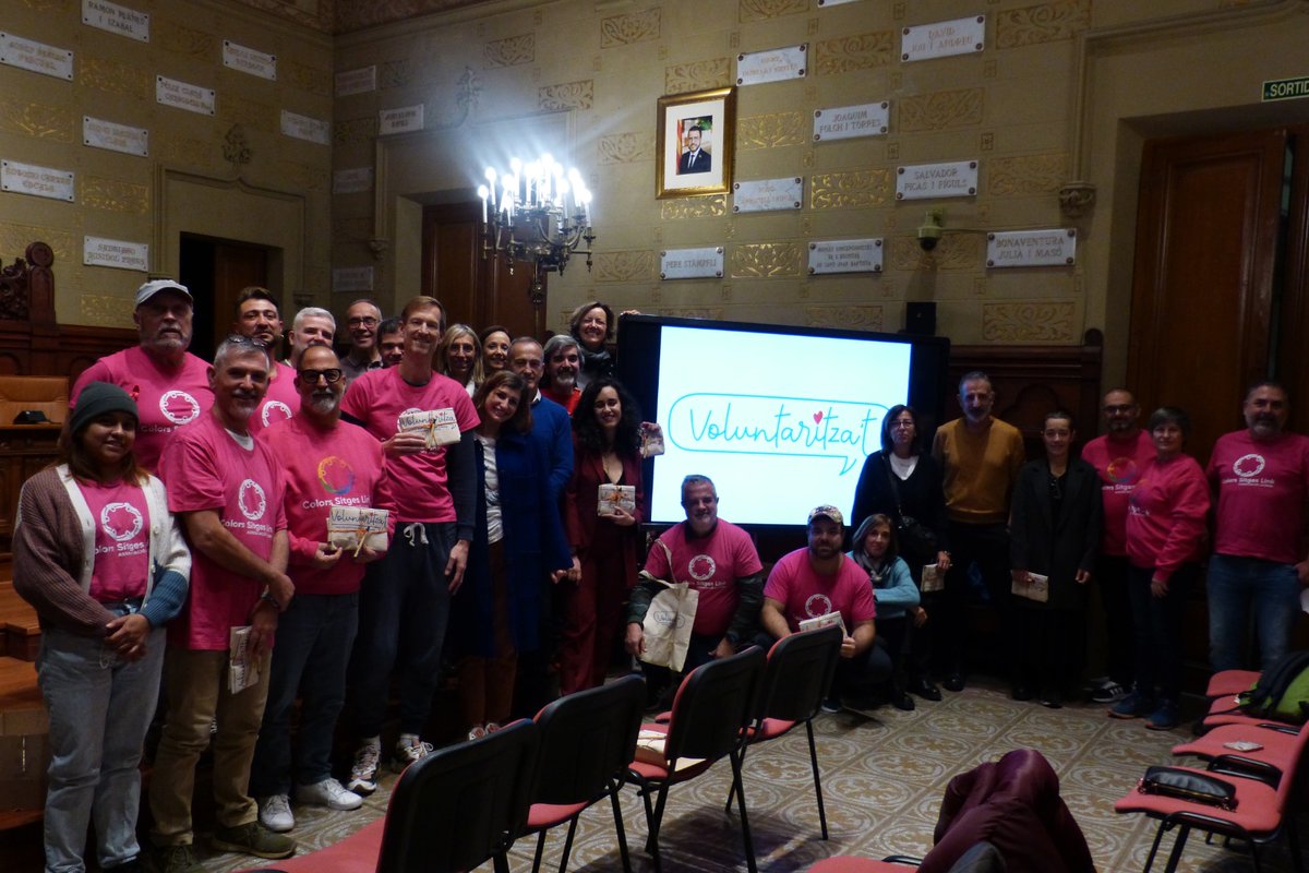 VisitSitges's tweet photo. @AjSitges fa un reconeixement a les persones voluntàries de l’estudi d’hepatitis C 
https://t.co/DWTlZd9Kgj
Membres de l’Associació @ColorsLgtbiq i professionals de la salut reben reconeixement x la seva tasca altruista en benefici de l’avenç de la medicina i millora del benestar https://t.co/mg1sGxoi2n