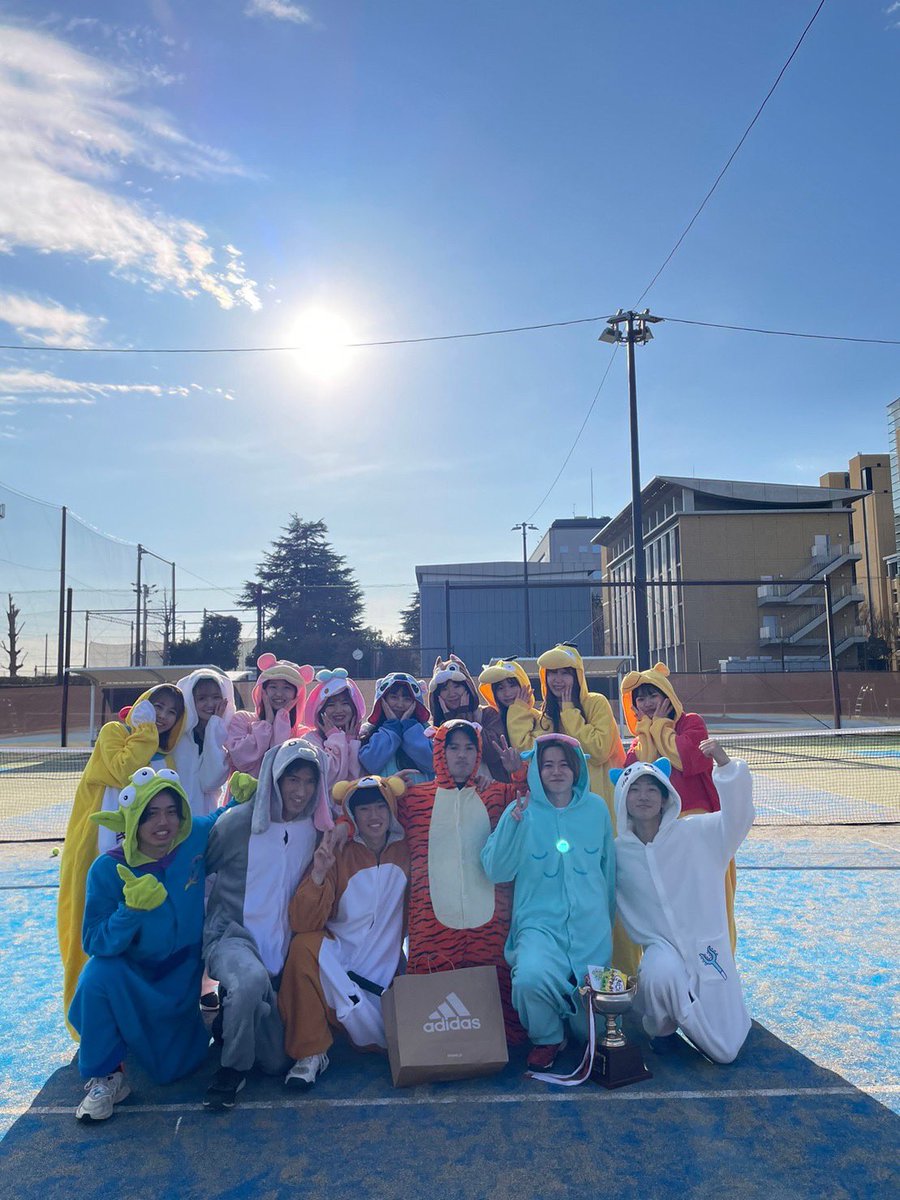 FijiKokugakuin's tweet photo. 2022.01.22にFIJIの伝統イベントである「FIJI杯🎾✨」を行いました！！🔥

学年ごとにユニフォームを決めて、チームに分かれ真剣にテニスの試合を通して戦いました✨

天候にも恵まれ楽しいイベントとなりました- ̗̀👏🏻 ̖́-

※撮影時マスクを外させて頂いております。 https://t.co/giJ2w1HnH6