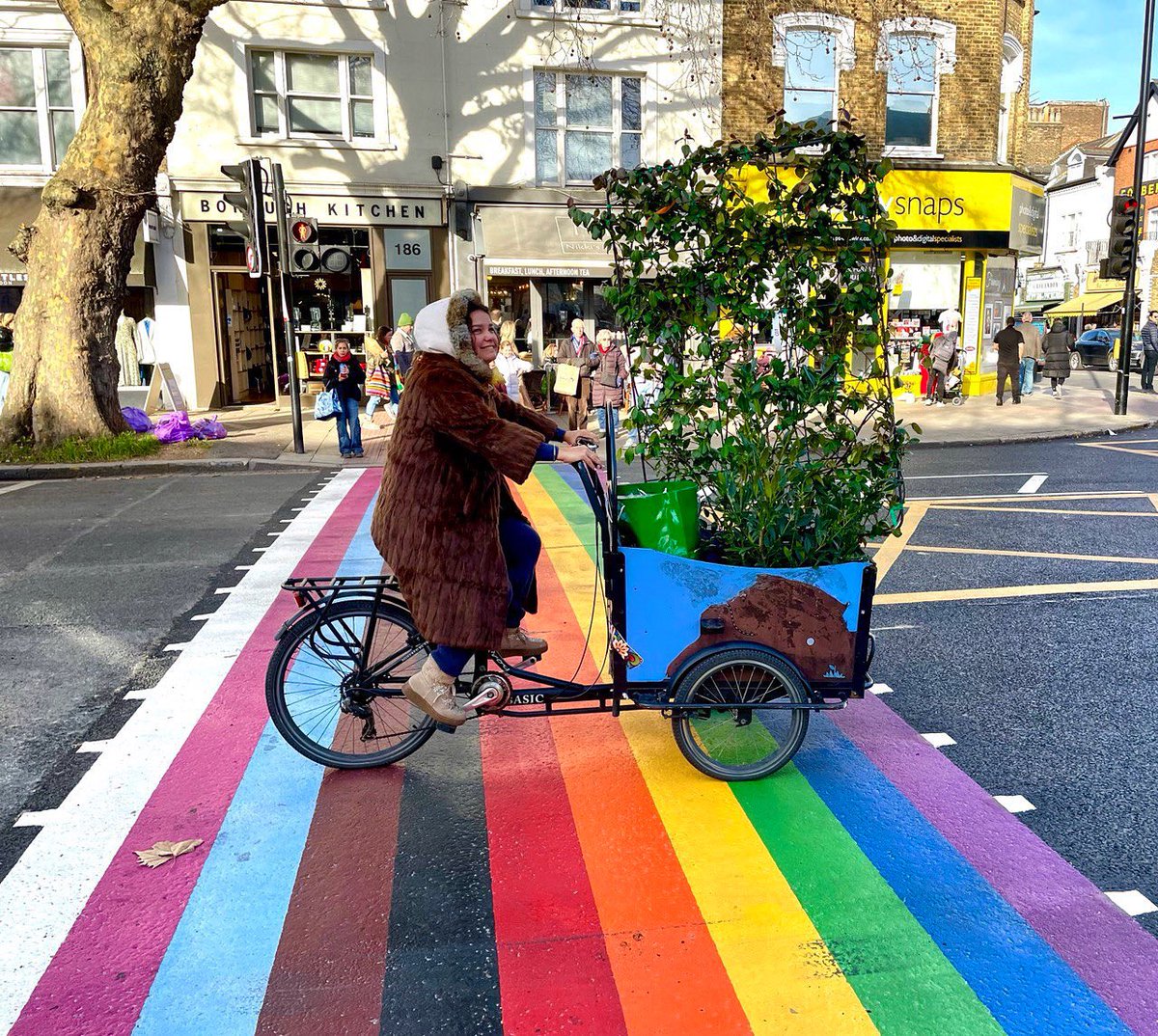hugosecodeliver's tweet photo. It's looking rather colourful in Chiswick. Thanks for sharing this @ChiswickFlowers so cool 🤙 🌈🌈🌈🌈☀️🌸🌺🌼 #cyclinglife #cycling #londoncycling #hugosecodelivery https://t.co/Q074FE50xo