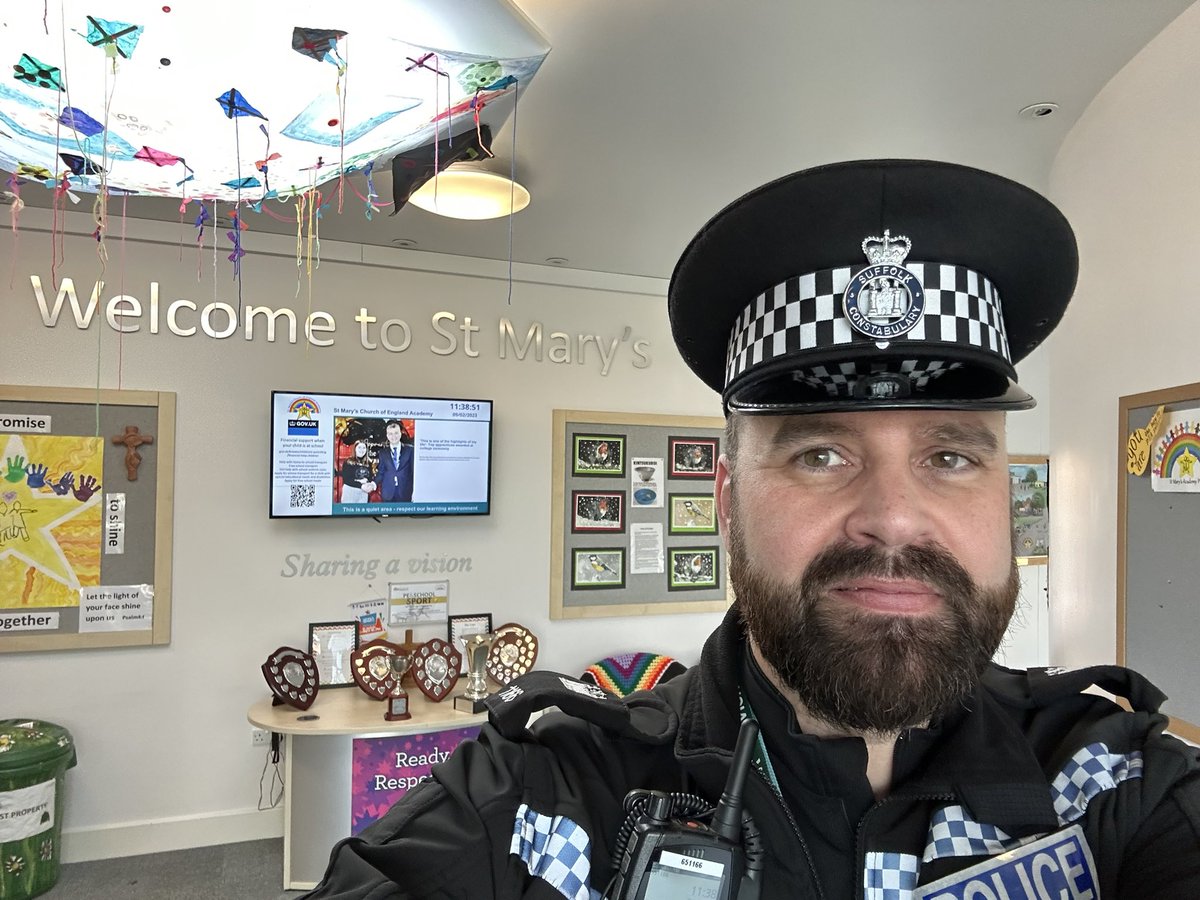 ForestHthPolice's tweet image. Surprise visit this morning by PD Phoenix who popped in to say hello before training. I’ve been in St Mary’s C of E Academy #mildenhall today, speaking with Yr 5 and 6 about Online Safety. Now off to 1st #redlodge Scout Group to meet the Squirrels 🚔 PC Rich #1166 #Suffolk