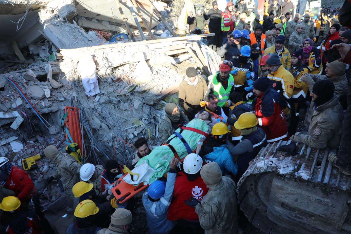 ntv's tweet photo. Asansör kabinindeki dört kişilik aile 84. saatte kurtarıldı
https://t.co/ggOScOuTfX https://t.co/UEY8qTzHeU