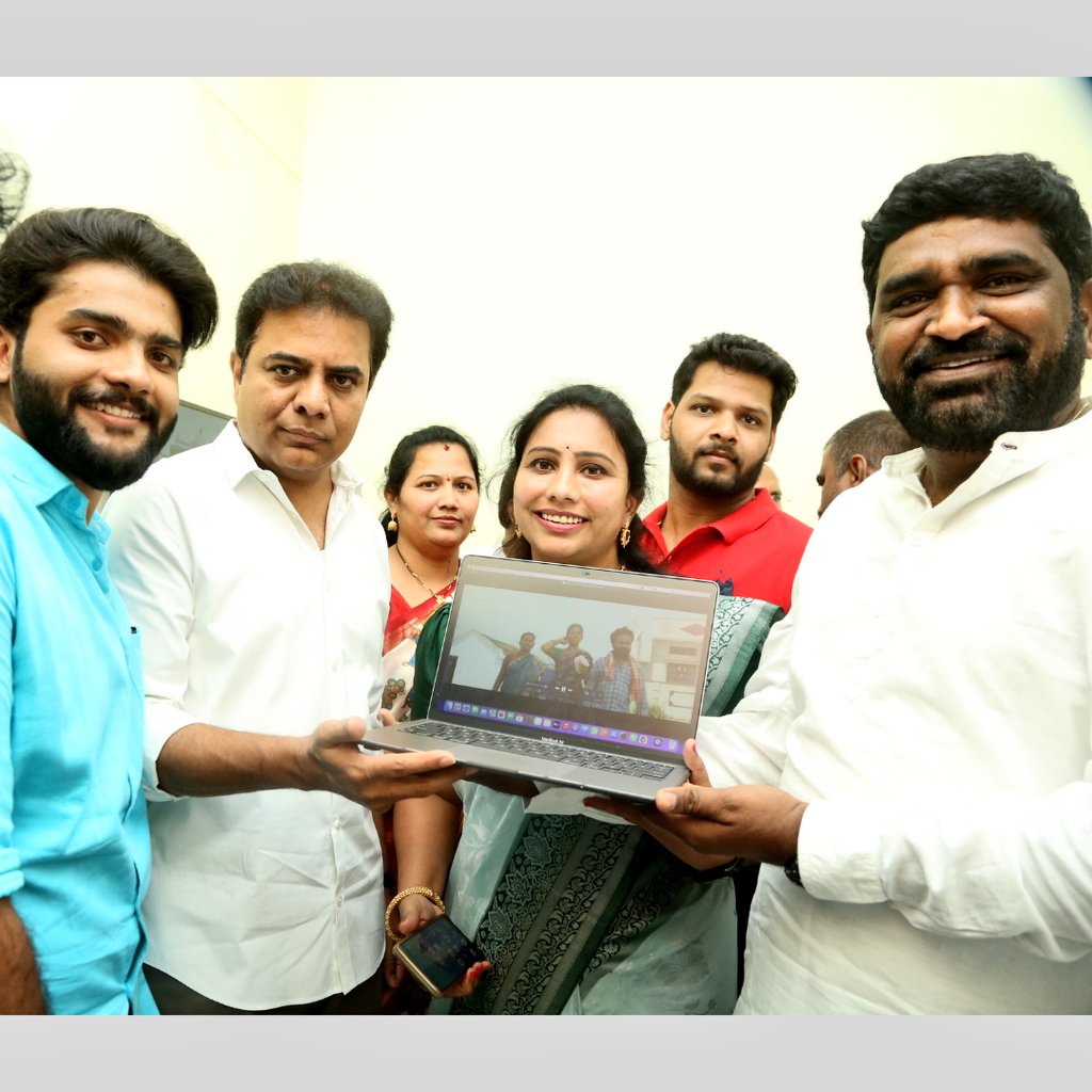 Itsmevaram's tweet photo. Our Beloved Minister @KTRBRS garu Launched #BheemadevarapalliBranchi  movie Teaser today at 4:05 pm 
➡️https://t.co/0nzd6wxt7J

#BheemadevarapalliBranchi 
@KTR_News @KTRoffice @LathaBathini @rajcramesh1 #ChRajaNarendra #roopa #charanarjum @adityamusic https://t.co/YWxFPgTsYI