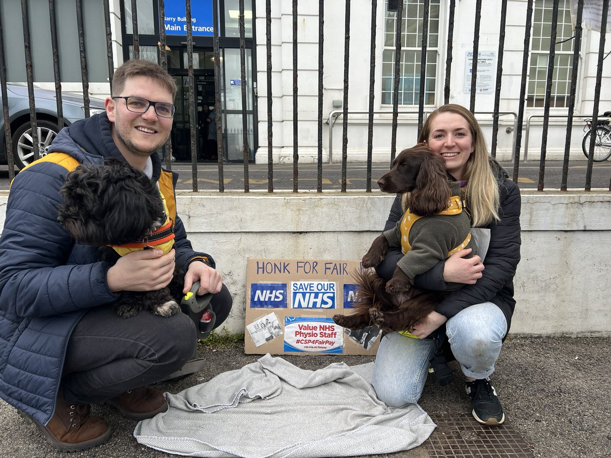 Canine support for @csp members striking <a href="/UHSussex/">University Hospitals Sussex</a> today #CSP4Fairpay #withNHSstaff